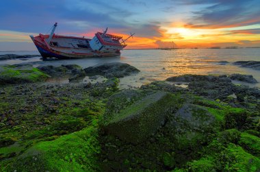 terk edilmiş eski bir wrecked tekne.