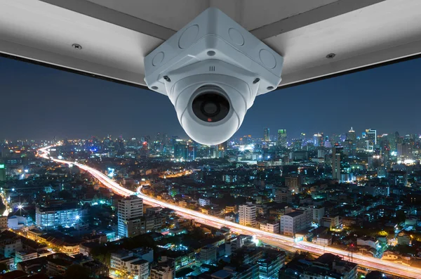 Система видеонаблюдения и ночная городская сцена — стоковое фото