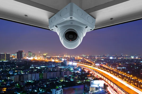 Система видеонаблюдения и ночная городская сцена — стоковое фото