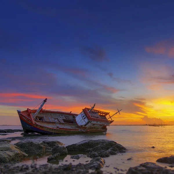 Terk edilmiş eski bir wrecked tekne. — Stok fotoğraf