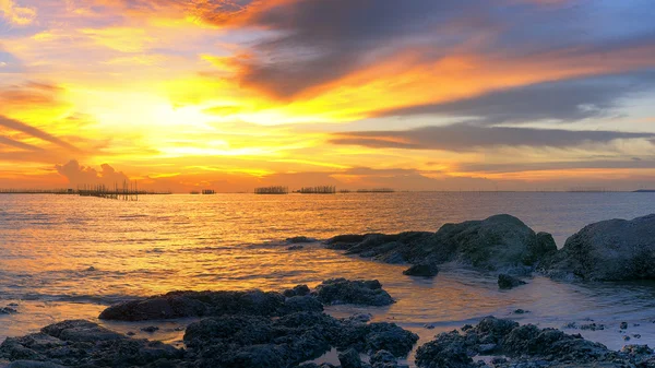 海戏剧性傍晚的天空. — 图库照片