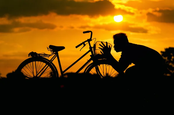 Homem beijando uma bicicleta — Fotografia de Stock
