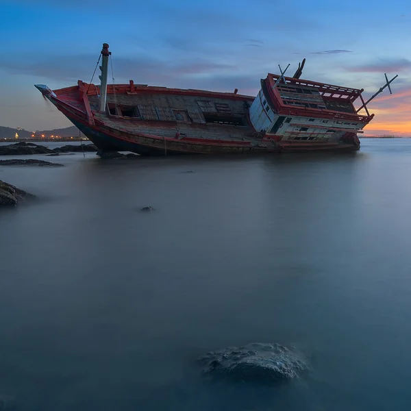 Vieux bateau naufragé abandonné . — Photo