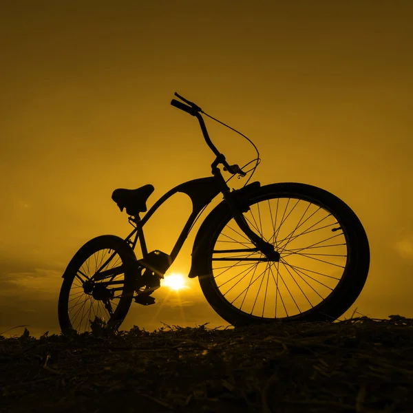 Vélo au coucher du soleil — Photo