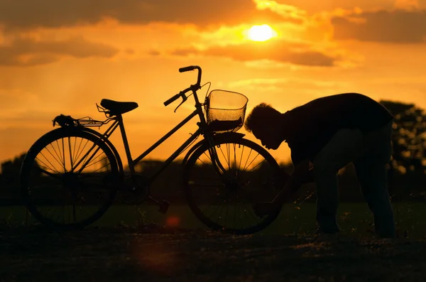 Homem beijando uma bicicleta — Fotografia de Stock