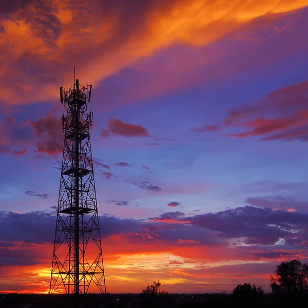 Silhuetas torre de telecomunicações — Fotografia de Stock