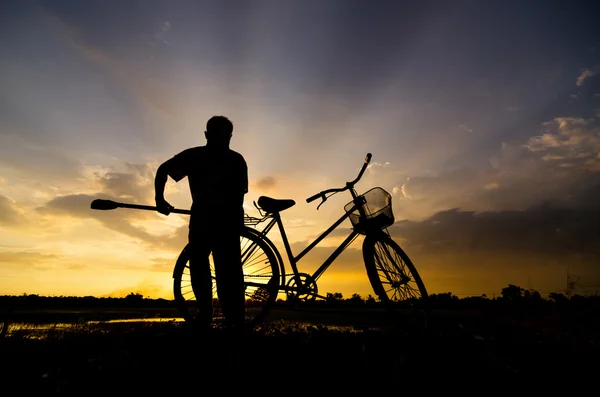 Silueta de los agricultores se llevaron bicicleta . —  Fotos de Stock