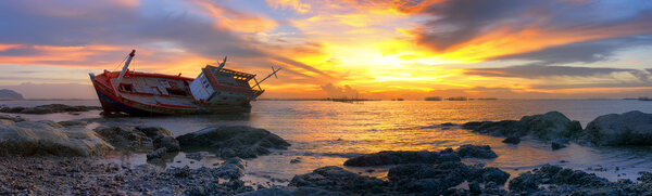 Заброшенная старая лодка
.