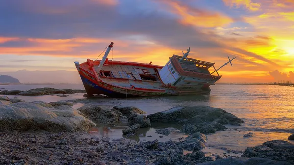 Terk edilmiş eski bir wrecked tekne. — Stok fotoğraf