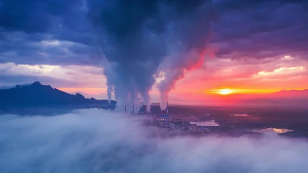 朝の霧の中で空中ビュー石炭火力発電所は 朝の太陽が昇る 石炭火力発電所と環境コンセプトです 石炭と蒸気 ランパン — ストック写真