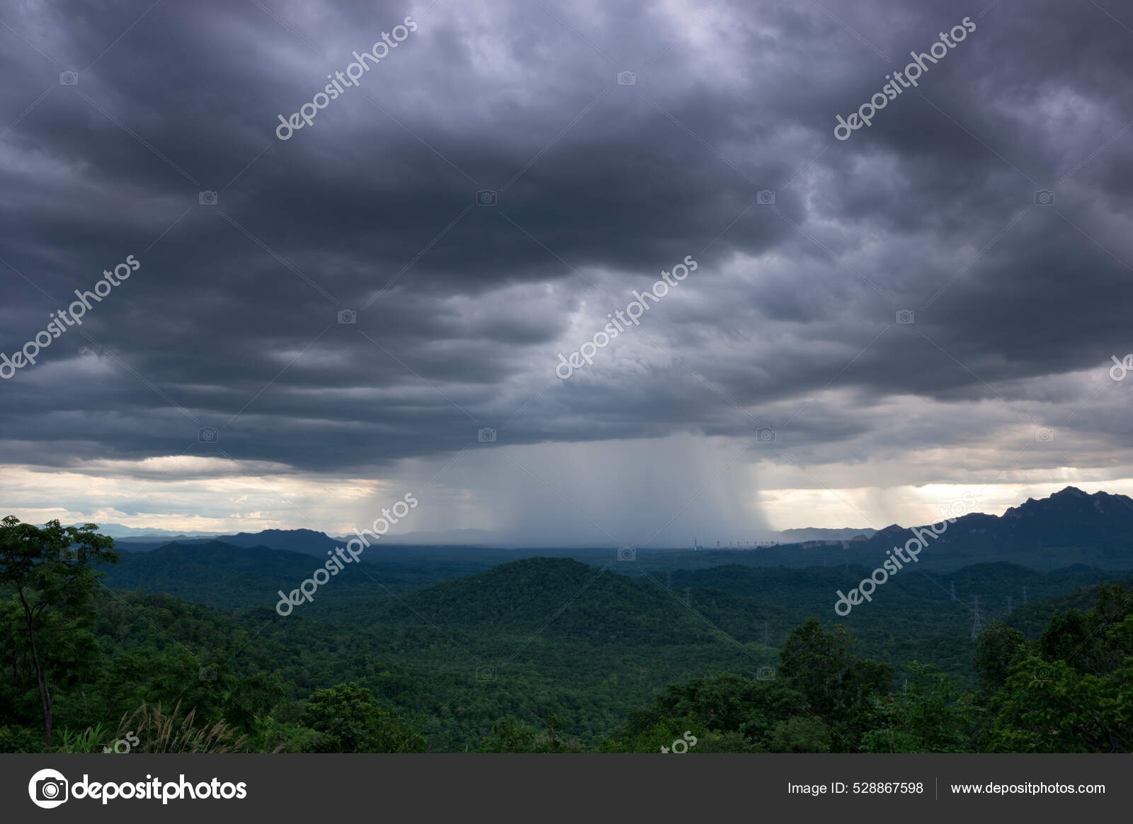 Ambiente Naturaleza Cielo Oscuro Nubes Grandes Nubes Tormenta Negras  Movimiento — Foto de stock #528867598 © nirutdps, image size:1600x1164