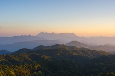 Doi Chiang dao dağlarının sabah havadan görünüşü ve Doi Kham Fa 'nın denizi. Chiang Mai Eyaleti, Tayland. Pembe kiraz çiçeği..