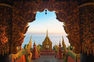 Sabah manzarası Wat Phra 'da sis denizi Doi Phra Chan, Lampang, Tayland.