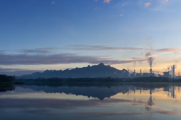 Εργοστάσιο Παραγωγής Ενέργειας Άνθρακα Και Αντανάκλαση Του Νερού Πρωί Μεταξύ — Φωτογραφία Αρχείου
