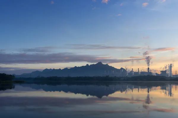 Centrale Charbon Réflexion Eau Matin Entre Les Montagnes Les Lacs — Photo