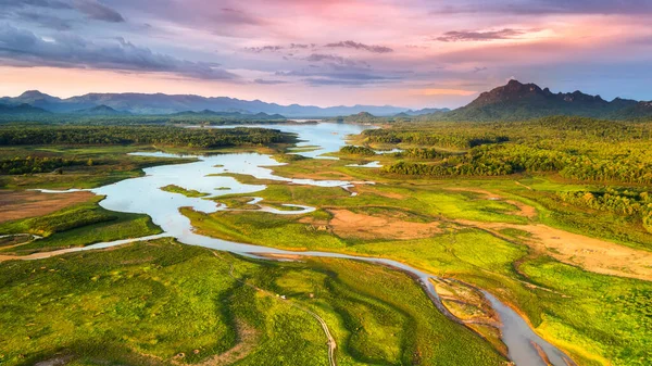 Vadi ve ormanın ortasındaki güzel göl Mae Moh, Lampang