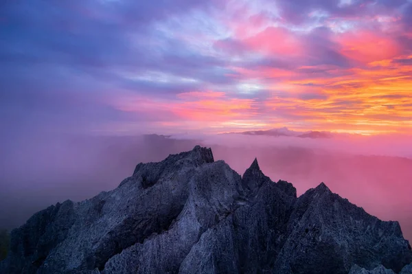 Bela Manhã Nascer Sol Sobre Mar Neblina Montanhas Rochosas Pang — Fotografia de Stock