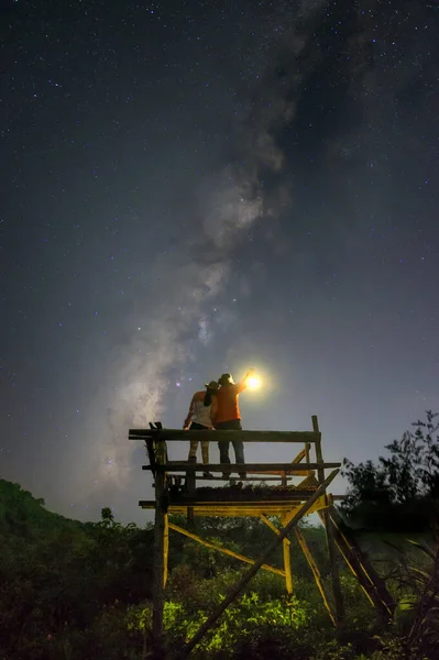 Vintergatan Natthimlen Och Ett Par Tittar Skönheten Vintergatan Galaxen — Stockfoto