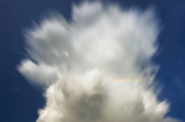 虹の澄んだ空の長い露光雲 — ストック写真