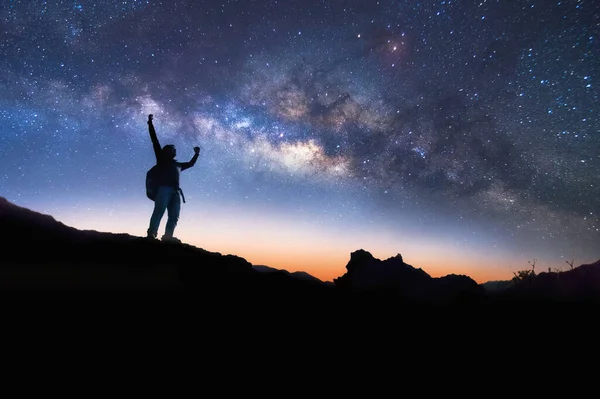 Paisaje Con Vía Láctea Cielo Nocturno Con Estrellas Silueta Hombre — Foto de Stock