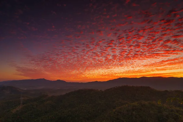 Утреннее Оранжево Золотое Небо Над Плодородными Лесными Горами Панг Пуай — стоковое фото