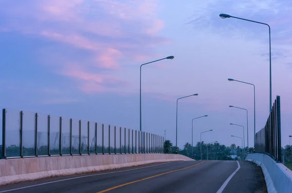 Most Drogowy Wieczorem Autostrady Bez Samochodów — Zdjęcie stockowe