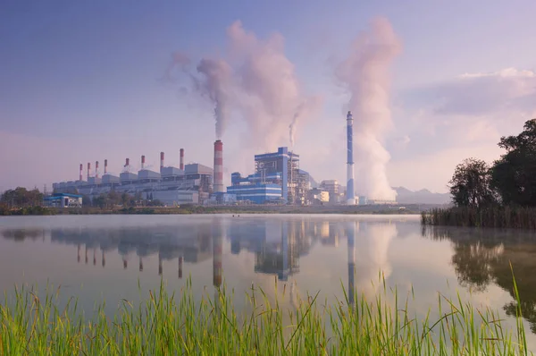 工业景观 燃煤电厂烟尘 工业污染造成大气污染和环境问题 生态工业园区 Mae Moh Lampang — 图库照片