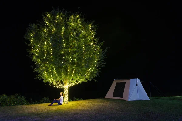 Menina Sentada Sob Uma Árvore Adornam Luzes Lado Acampamento Tenda — Fotografia de Stock