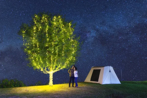 Casal Sob Uma Árvore Adornam Luzes Lado Acampamento Tenda Noite — Fotografia de Stock