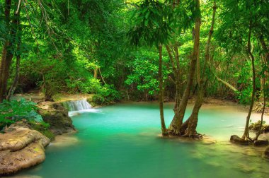 Manzara Huay Mae Kamin şelale, Srinakarin Barajı Kanchanaburi, Tayland.