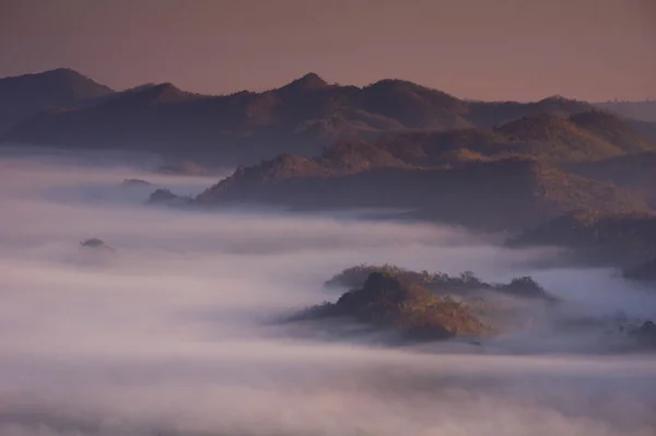 Туман Утреннем Лесу Зелеными Горами Панг Пуай Мае Лампанг Таиланд — стоковое фото