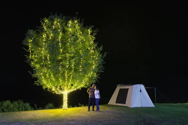 Casal Sob Uma Árvore Adornam Luzes Lado Acampamento Tenda Noite — Fotografia de Stock