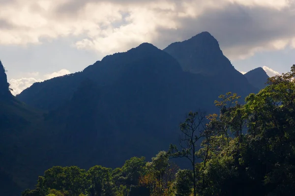 Doi Luang Chiang Dao, Chiang Mai, Tayland yolu üzerindeki manzara.