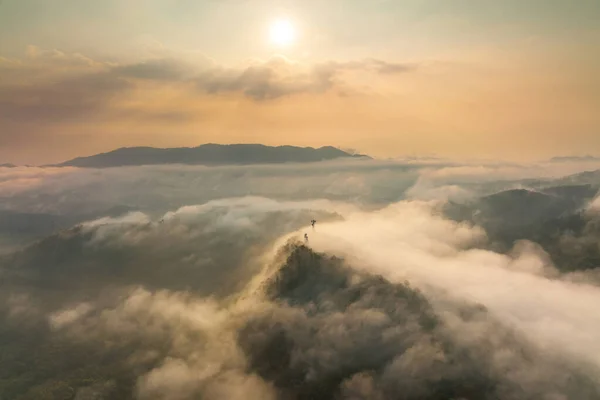 Vista Aerea Nebbia Nella Foresta Montagne Torri Trasmissione Stazione Ripetitrice Immagine Stock