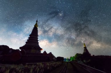 Samanyolu Galaksisi, Doi Inthanon Ulusal Parkı, Chiang Mai, Tayland 'daki kutsal bir tapınağın üzerinden geçiyor. Geceden gündüze geceyarısı. Yıldızlı gece.