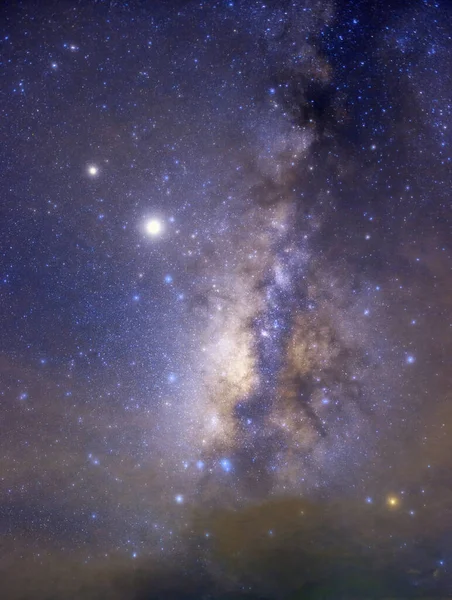 宇宙の星や宇宙塵を持つ天の川銀河 長いスピード露出 カラフルな天の川を持つ夜の風景 夏の星空 美しい宇宙 宇宙の背景 — ストック写真