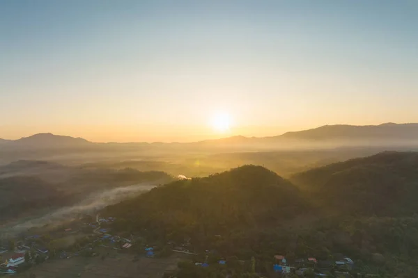 Nebel Morgenwald Mit Grünen Bergen Und Hochspannungsmasten Pang Puai Mae — Stockfoto