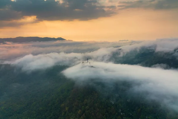 Nevoeiro Vista Aérea Floresta Montanhas Torres Transmissão Estação Repetidora — Fotografia de Stock
