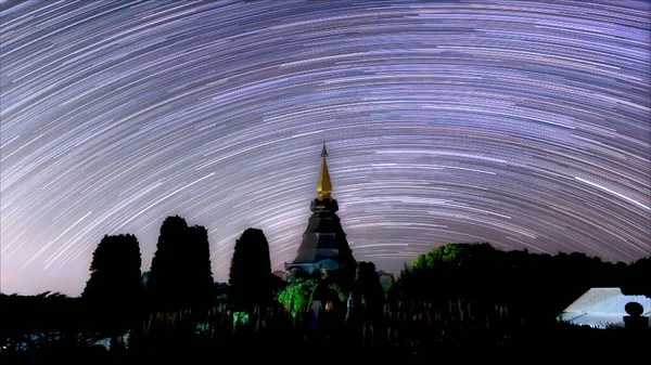 Senderos Estrellas Moviéndose Sobre Templo Sagrado Parque Nacional Doi Inthanon — Foto de Stock