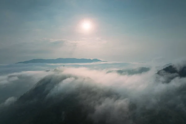 Vista Aerea Nebbia Nella Foresta Montagne Torri Trasmissione Stazione Ripetitrice Foto Stock