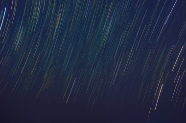 Mae Pon Reservoir, Sopphat, Lampang, Tayland 'da kuzeye doğru güzel yıldız izleri vardır. Yıldız izleri.