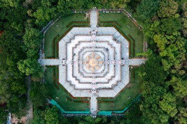 Sandstone pagoda Wat pa Kung, Roi et Tayland 'daki ilk kumtaşı tapınağıdır. Burası güzel ve güçlü bir dini turizm mekanı. İnşaat Endonezya 'daki Borobudur' u taklit ediyor..