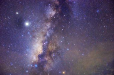 Samanyolu Galaksisi 'nde yıldızlar ve evrendeki uzay tozu, uzun süratli maruz kalma, renkli Samanyolu ile gece manzarası, yazın yıldızlı gökyüzü, Güzel Evren, Uzay arkaplanı.