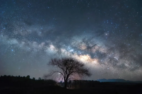 银河系在树脊上移动夜以继日 蓝屏泰国 夜空中的星星 — 图库照片