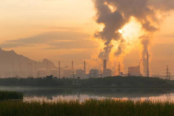 Planta Carbón Vapor Chimenea Hermosa Mañana Entre Las Montañas Lagos — Foto de Stock