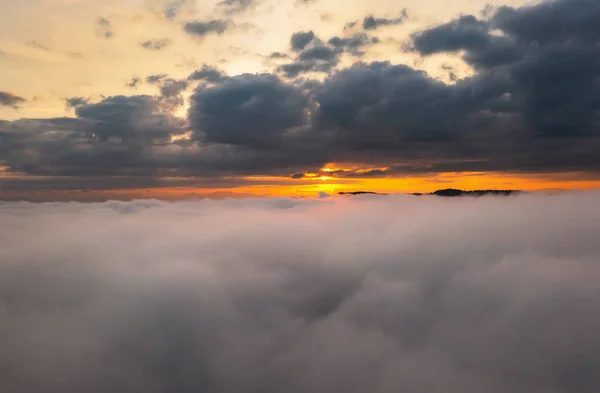 Vanuit Lucht Gezien Wolken Bij Zonsopgang Gouden Uur Geweldige Zonnestralen Stockfoto