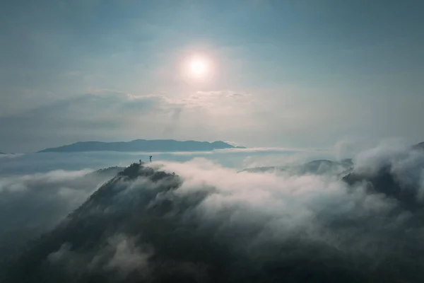 Vista Aerea Nebbia Nella Foresta Montagne Torri Trasmissione Stazione Ripetitrice Fotografia Stock