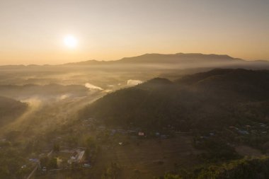 Sabah ormanında sis ve yeşil dağlar. Pang Puai, Mae Moh, Lampang, Tayland.