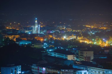 Phetchaburi şehir manzarası Wat Mahathat Worawihan 'ın beyaz çadırı merkezidir. Akşamdan akşama.