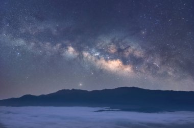 Samanyolu Galaksisi 'nde yıldızlar ve evrendeki uzay tozu, uzun süratli maruz kalma, renkli Samanyolu ile gece manzarası, yazın yıldızlı gökyüzü, Güzel Evren, Uzay arkaplanı.